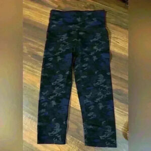 SPANX Booty Boost Active Cropped Leggings size Large in Geo Blue Camo.